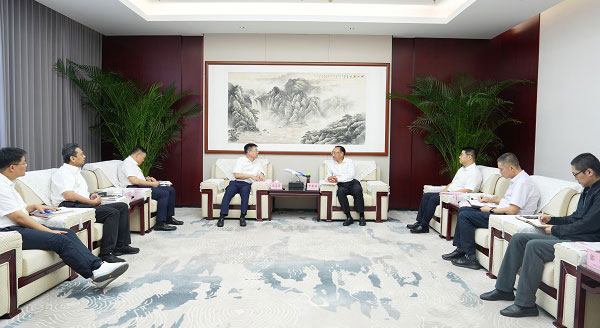 岳文彥一行拜訪(fǎng)湖北機(jī)場(chǎng)集團(tuán)黨委書(shū)記、董事長(zhǎng)李忠祿